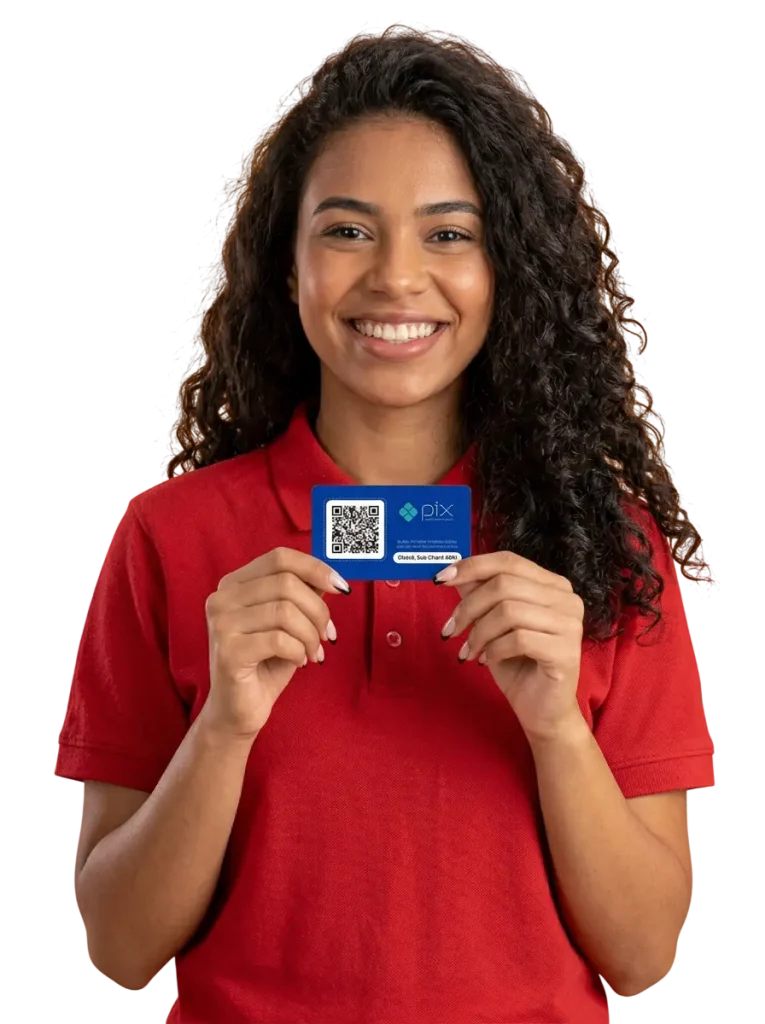 mulher segurando uma plaquinha pix formato cartão, placa pix em formato cartão personalizado