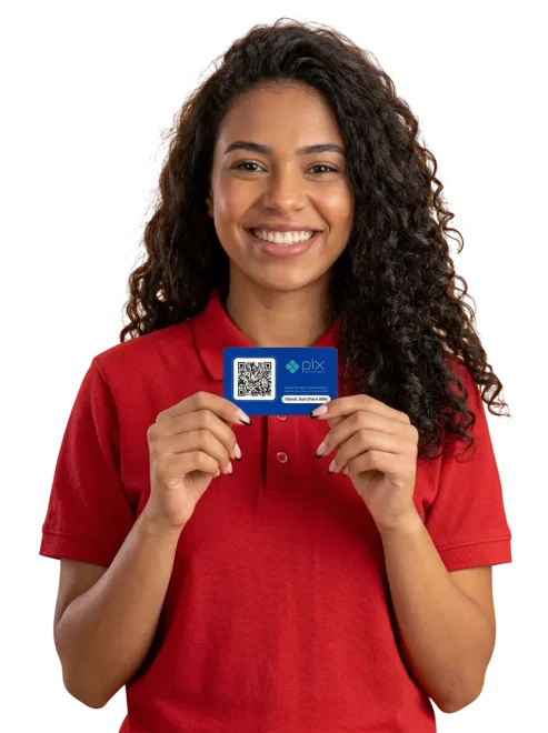 mulher segurando uma plaquinha pix formato cartão, placa pix em formato cartão personalizado